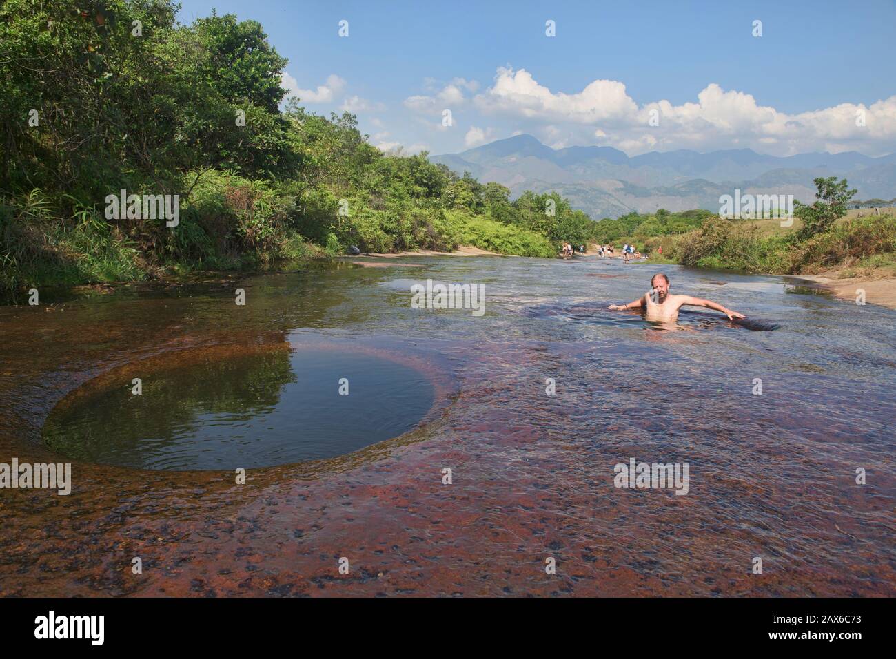 Genießen Sie die tiefen natürlichen Schwimmlöcher von Las Gachas, Guadalupe, Santander, Kolumbien Stockfoto