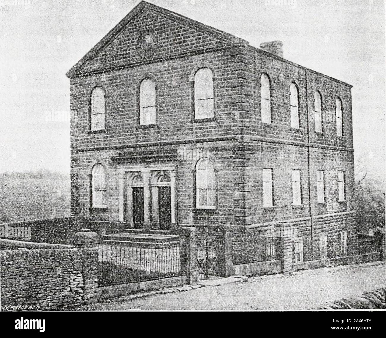 Eine kurze Geschichte Des Unabhängigen Methodismus: Ein Andenken an das hundertste Jahrestreffen der Unabhängigen methodistischen Kirchen, 1905. Wurde endlich gesungen, Die Sonne sank wieder schnell; schnell fällt das Eventide war herzBy Rock und glen und singender Vogel. Ein Gebet ging zu Ihm über, Der oft vergibt, Dessen Wort Liebe ist;Und jeder ging seinen Heimatweg, Wie er seinen Abend verprügelter sang. Und möge der Brauch lange zurückbleiben, um das Herz der Magd oder swain zu räumen, Mit Musik, die süß unter dem Schatten Des stolzen Monarchen von Canyon* der Glade liegt. Man empfindet fast einen Pang des Bedauerns, dass die Freunde sopratisch waren Stockfoto