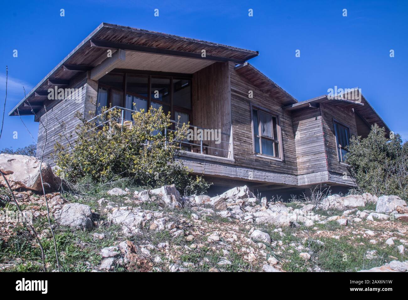 Dreiundzwanzig schön gestaltete Kabinen bieten Ihnen die perfekte Möglichkeit, die Natur mit etwas zusätzlichem Komfort zu erleben. Jede Kabine bietet Komfort und Stockfoto