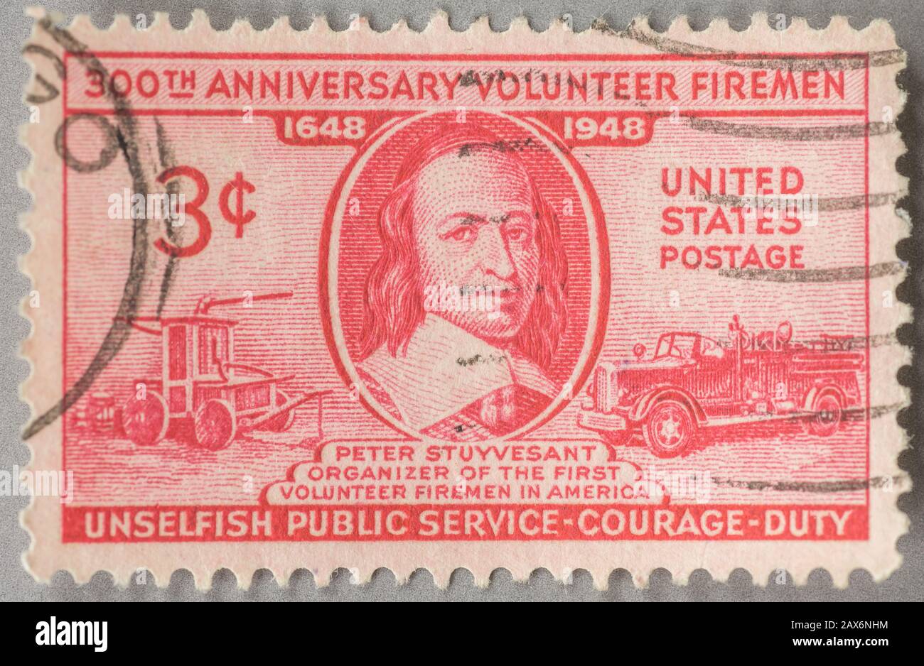 Eine US-Briefmarke von 1948, die an die Gründung der freiwilligen Feuerwehr von Peter Stuyvesant im Jahr 1648 (1611 oder 1612 - 1672) erinnert. Stockfoto