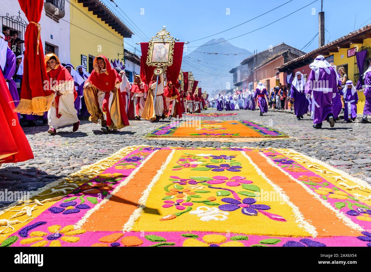 Antigua, Guatemala - 14. April 2019: Palm-Sonntag-Prozession & Prozessionsteppiche im UNESCO-Weltkulturerbe mit berühmten Feiern der Karwoche. Stockfoto