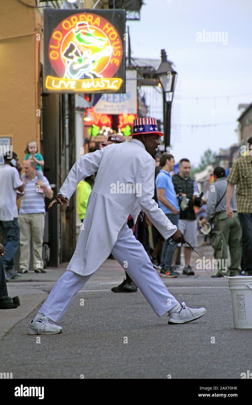 New ORLEANS, VEREINIGTE STAATEN - 09. September 2019: 09. September 2019 - New Orleans, USA: Die Straßen von New Orleans füllen sich mit Besuchern und Straßenkünstlern i Stockfoto
