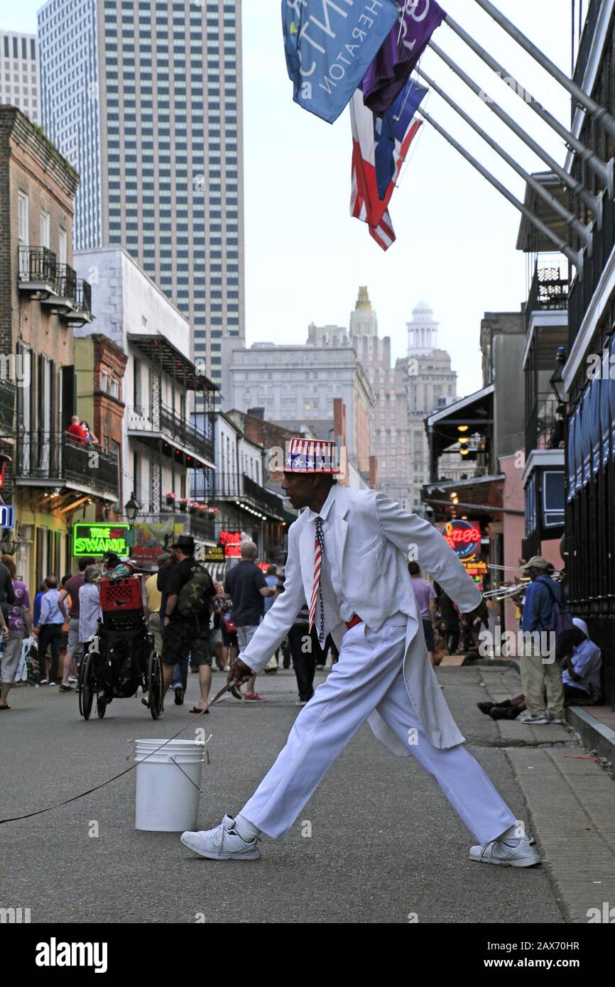 New ORLEANS, VEREINIGTE STAATEN - 09. September 2019: 09. September 2019 - New Orleans, USA: Die Straßen von New Orleans füllen sich mit Besuchern und Straßenkünstlern i Stockfoto