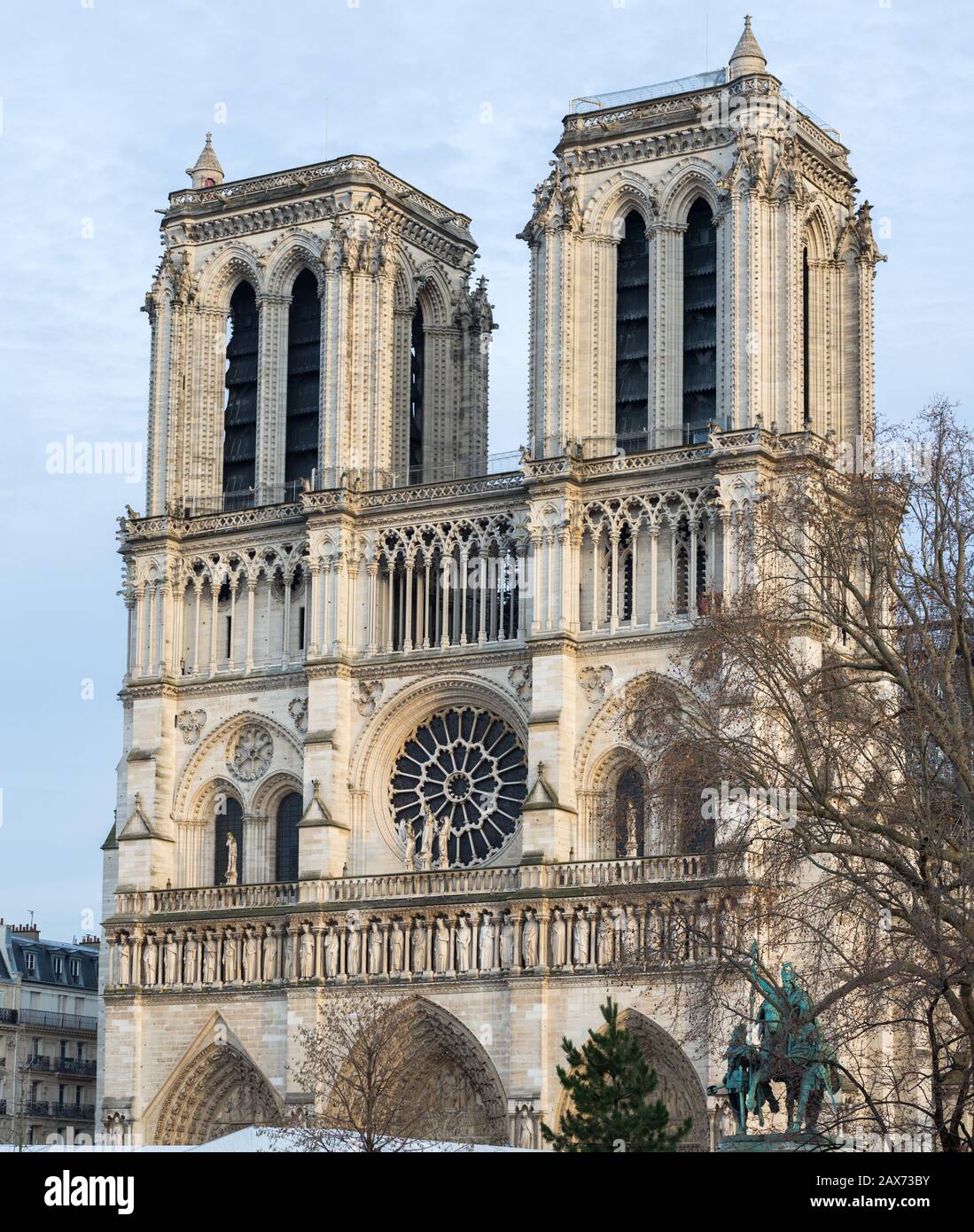 Hochauflösendes Porträtfoto der beiden Türme von Notre Dame. In der Mitte eines der sogenannten Rosenfenster. Katholische, gothische Kathedrale. Stockfoto
