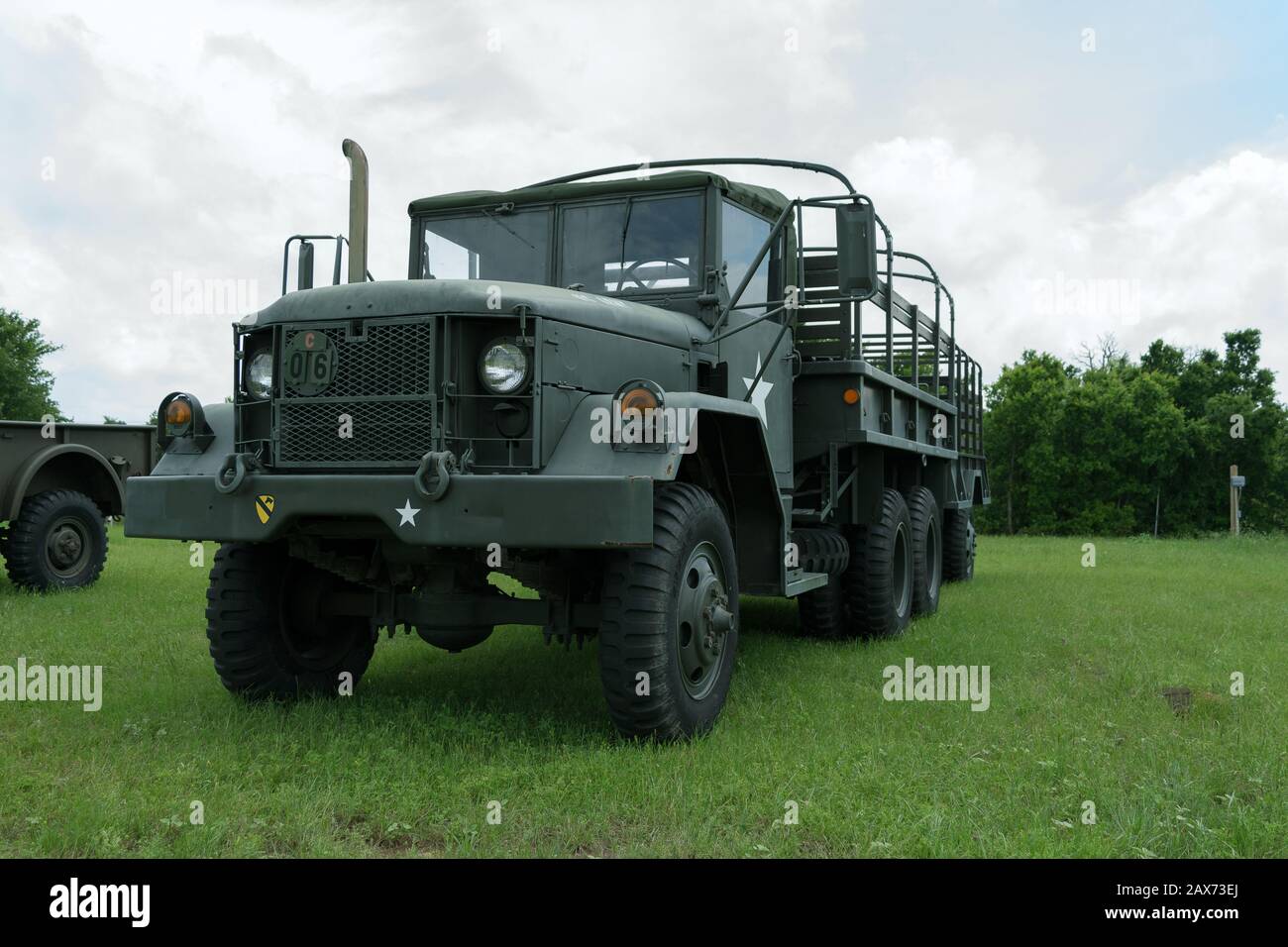 Historischer grüner Truppentransporter der Militärarmee auf einem Vietnam war Memorial Partk auf einem Feld voller Grüngras ausgestellt. Stockfoto