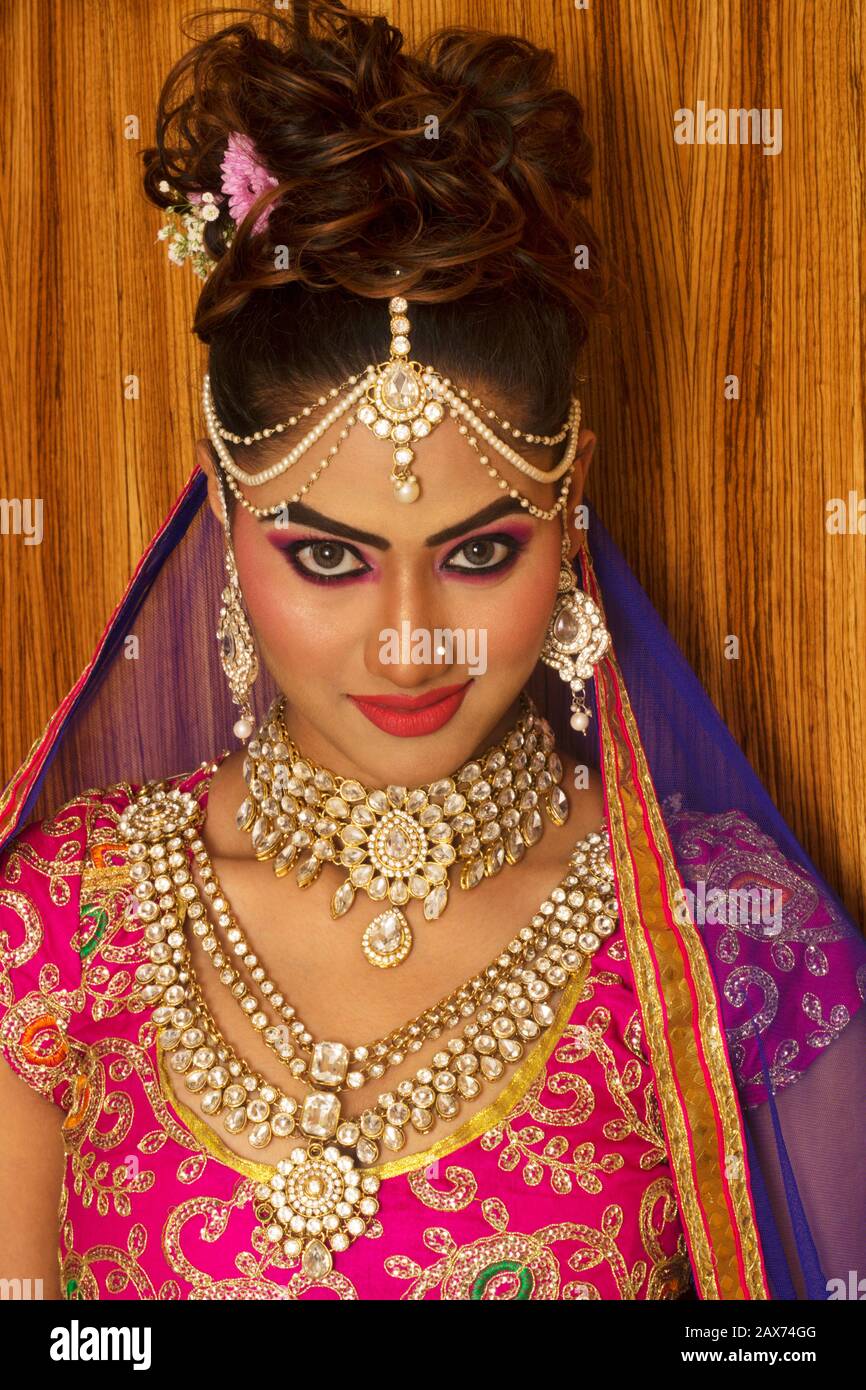 Porträt indischer Frauen im Traditionellen brautlook, Brautschminke mit  schwerem Goldschmuck Stockfotografie - Alamy