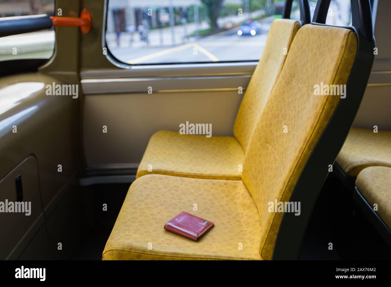 Eine braune Brieftasche auf dem Sitz eines Busses gefunden Stockfoto