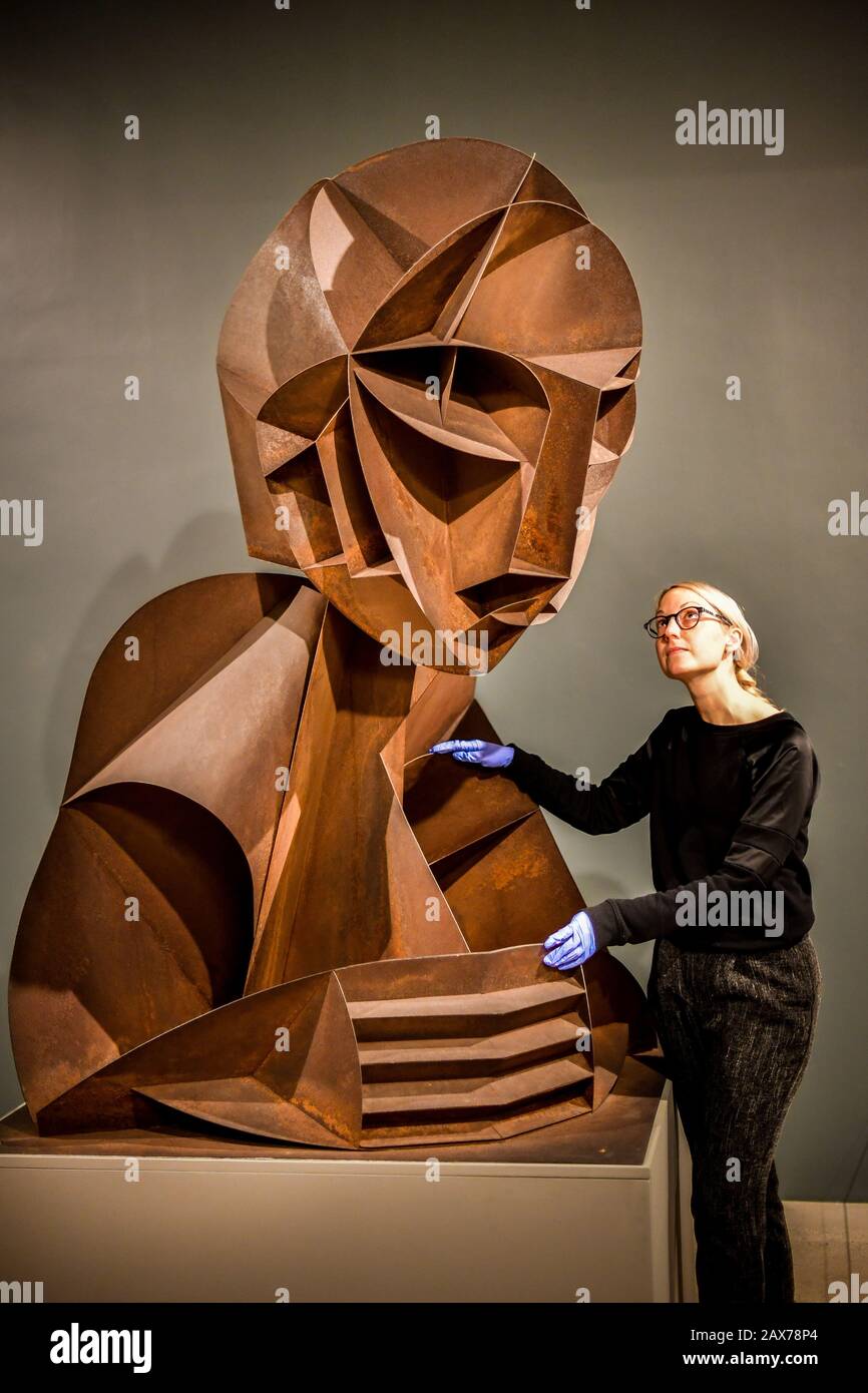 Registrar Helen Bent überprüft "Constructed Head No.2" auf der Tate St Ives, wo die Naum Gabo Ausstellung mit dem 100. Jahrestag der einflussreichen Bildhauerveröffentlichung Das Realistische Manifest zusammenfällt. Stockfoto