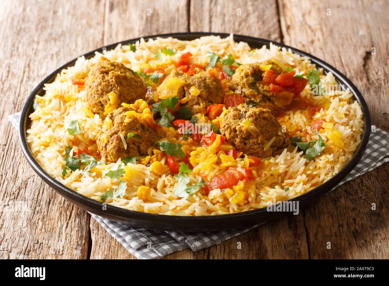Kofta Chalao Rezept für afghanische Fleischbällchen in würziger Soße mit  gelben Erbsen, serviert mit Basmati-Reis in einer Platte auf dem Tisch.  Horizontal Stockfotografie - Alamy