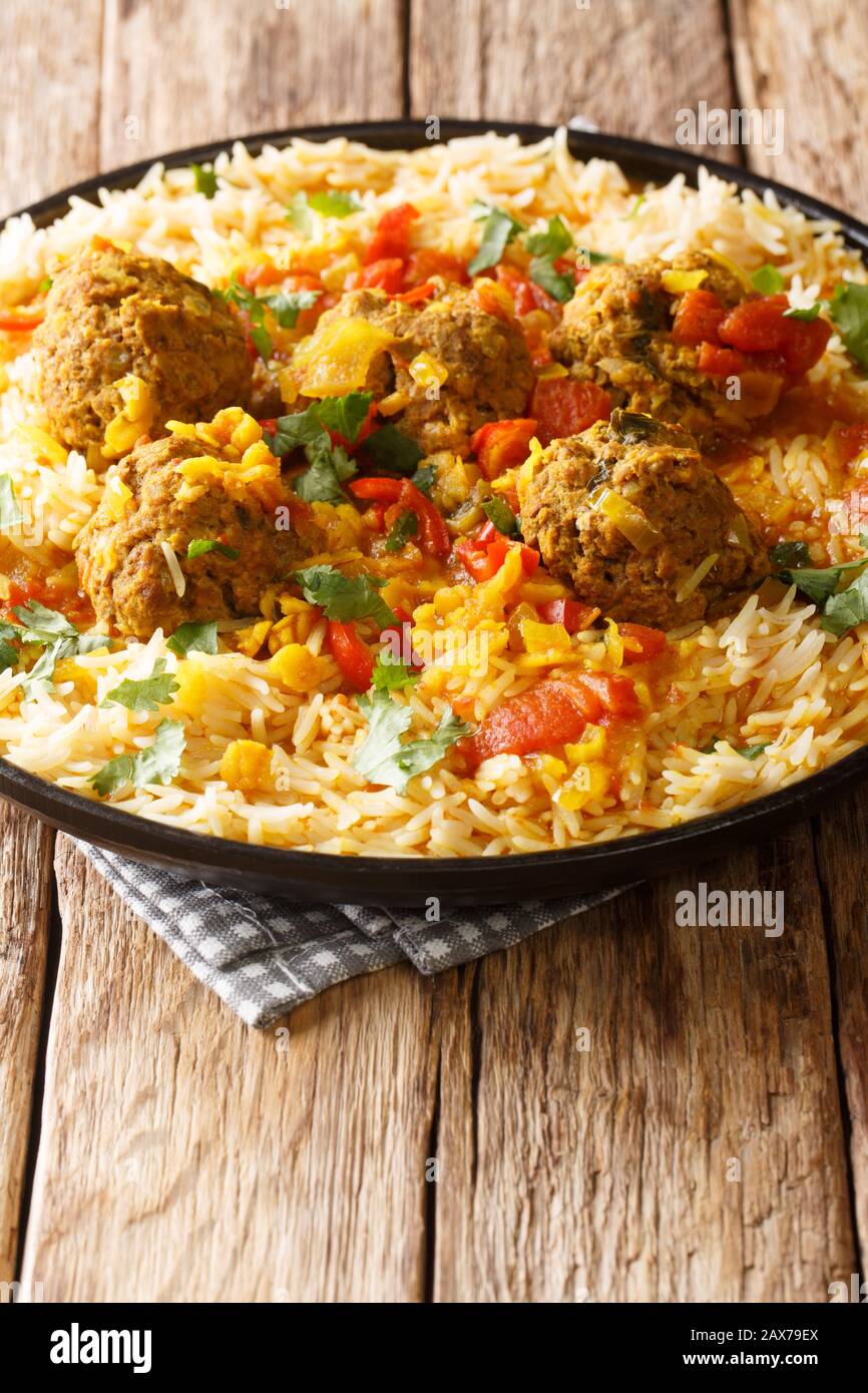 Kofta challow ist ein traditionelles afghanisches Gericht, das aus Fleischbällchen und weißem Reis in einer Platte auf dem Tisch besteht. Vertikal Stockfoto