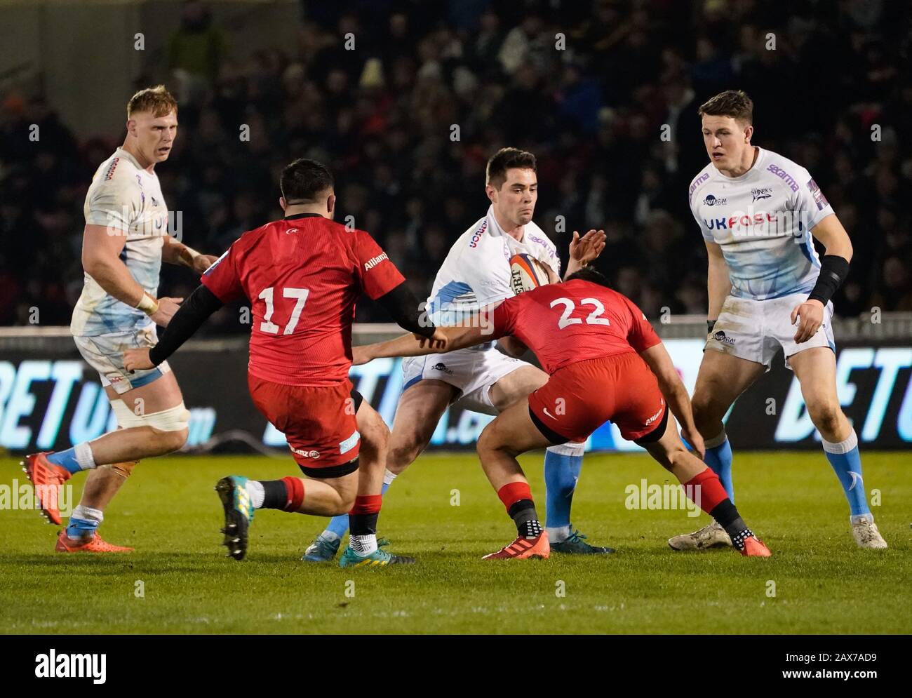 Sale Sharks Luke James läuft bei Saracens Alex Lozowski während eines Premiership Rugby Cup-Halbfinales, das von Sale 28-7, Freitag, 7. Februar 2020, in Eccles, Großbritannien gewonnen wird. (Foto von IOS/ESPA-Images) Stockfoto