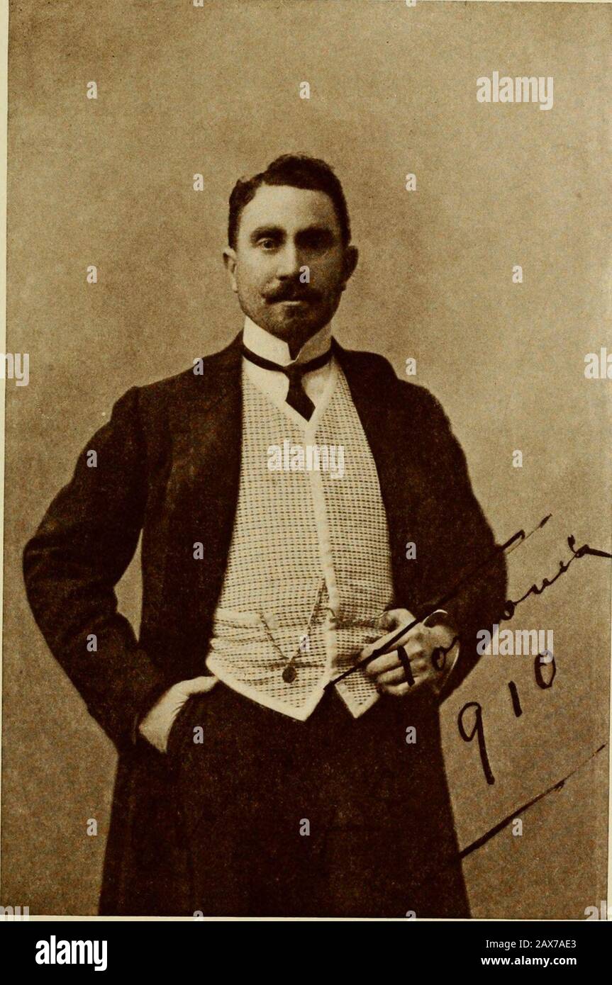 Italienische Schlösser und Landsitze . e von VictorEmmanuel II Ein Raum ist Porträts aller Päpste gewidmet, und ich suchte den Kopf von Julius II., dem kriegerischen papst, der mich immer sehr interessiert. Wir sind von diesem beeindruckenden Mausoleum zum ruhigen Palast Ihrer Königlichen Hoheit, dem Duchessof Genuas, der die Tochter des verstorbenen Königs von Sachsen war, herabgekommen. Und ich glaube immer, dass ein Großteil der intellektuellen Gründlichkeit QueenMargheritas (Grindlichheit) aus ihrem deutschen Erbe stammt, denn die elderlychess ist eine der angesehensten Frauen Europas.Sie lebt nur im Winter in Turin und hat eine schöne Stockfoto