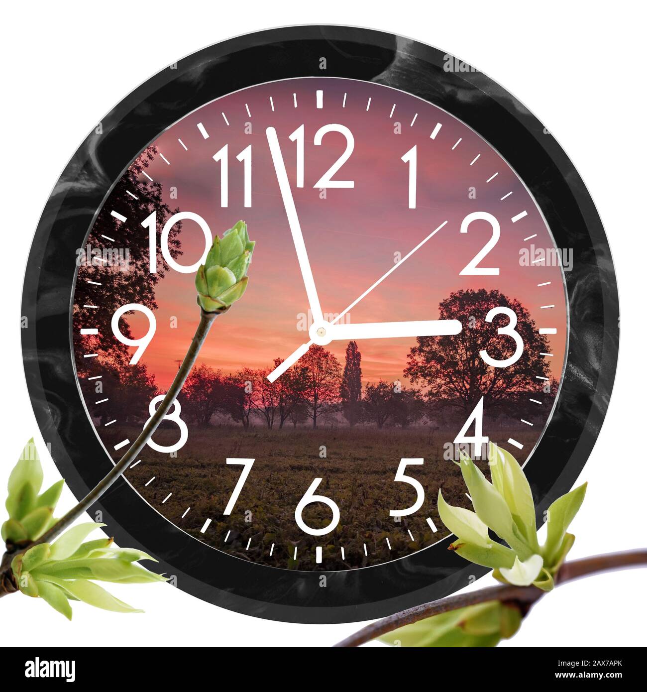 Sommerzeit (Sommerzeit). Wanduhr zur Sommerzeit (+1). Drehen Sie die Zeit nach vorn. Stockfoto