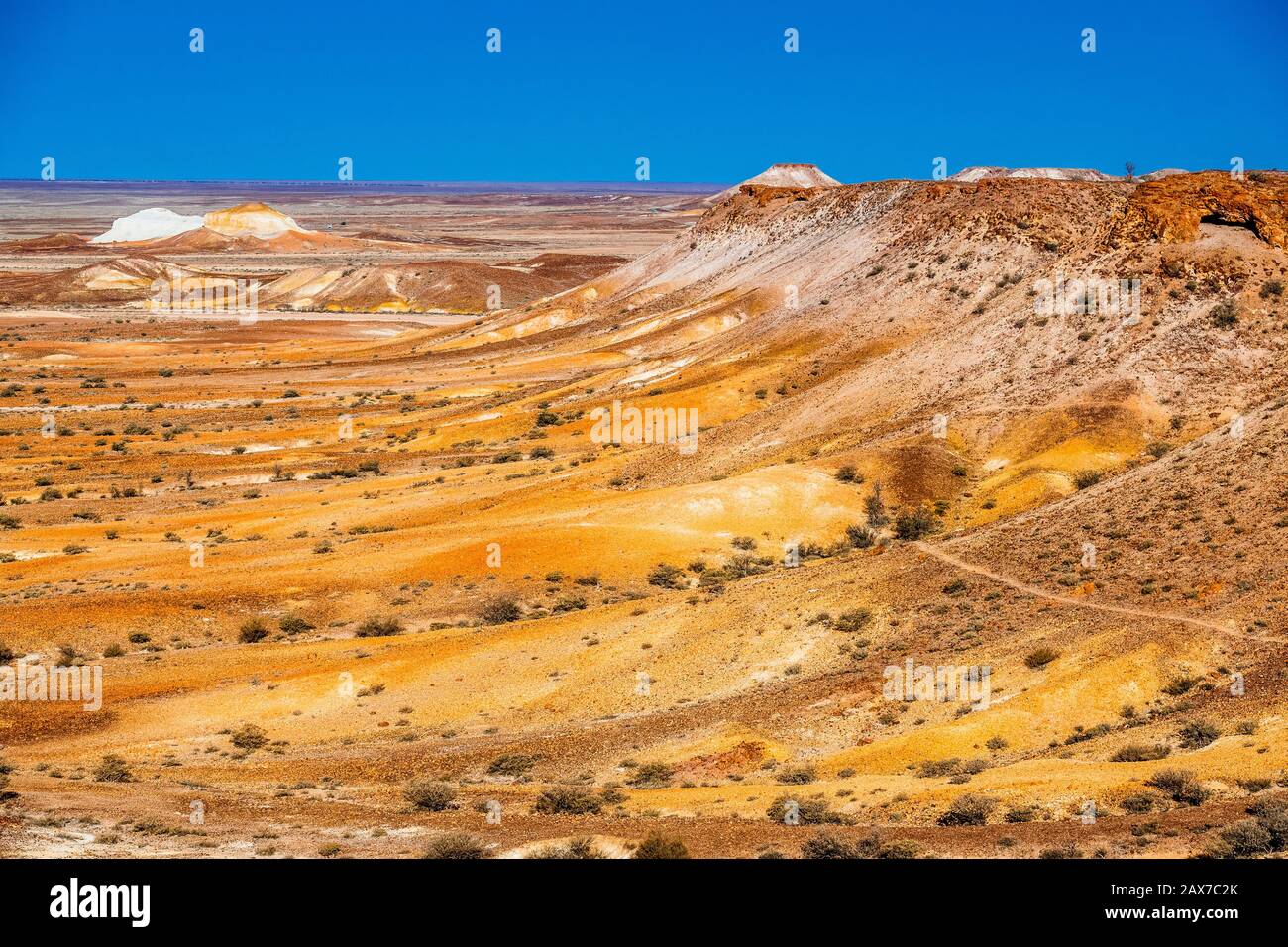 Die Breakaways sind eines der Outback-Juwelen von South Australia. Sie sind eine markante felsige Landschaft mit flachen Mesas. In der Nähe von Coober Pedy. Stockfoto