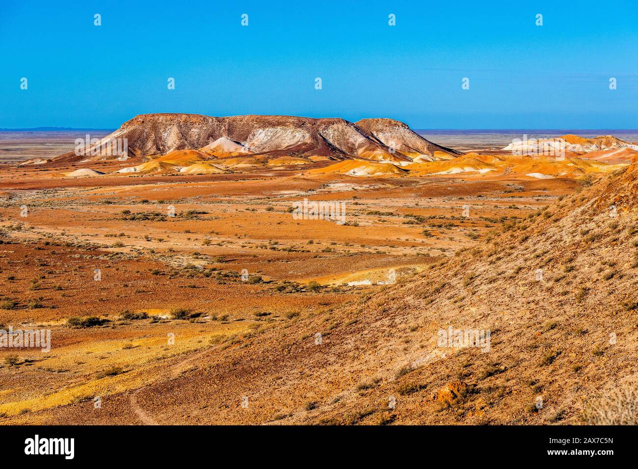 Die Breakaways sind eines der Outback-Juwelen von South Australia. Sie sind eine markante felsige Landschaft mit flachen Mesas. In der Nähe von Coober Pedy. Stockfoto