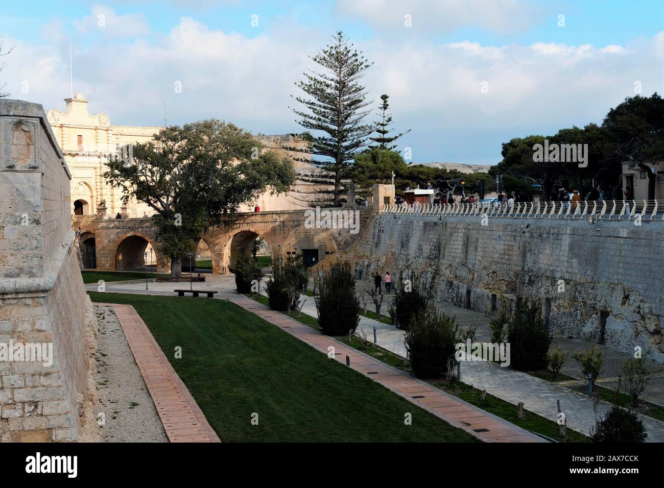 Trockener Graben und Stadtmauern der alten Stadt Mdina - alte Hauptstadt Maltas, die ansonsten "unvoreinliche Stadt" genannt wird. Stockfoto