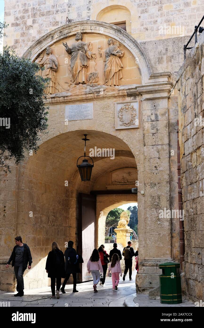 Tor, das aus Mdina herausführt - die alte Hauptstadt auf Malta, die einige Episoden von Game of Thrones einstellt. Stockfoto