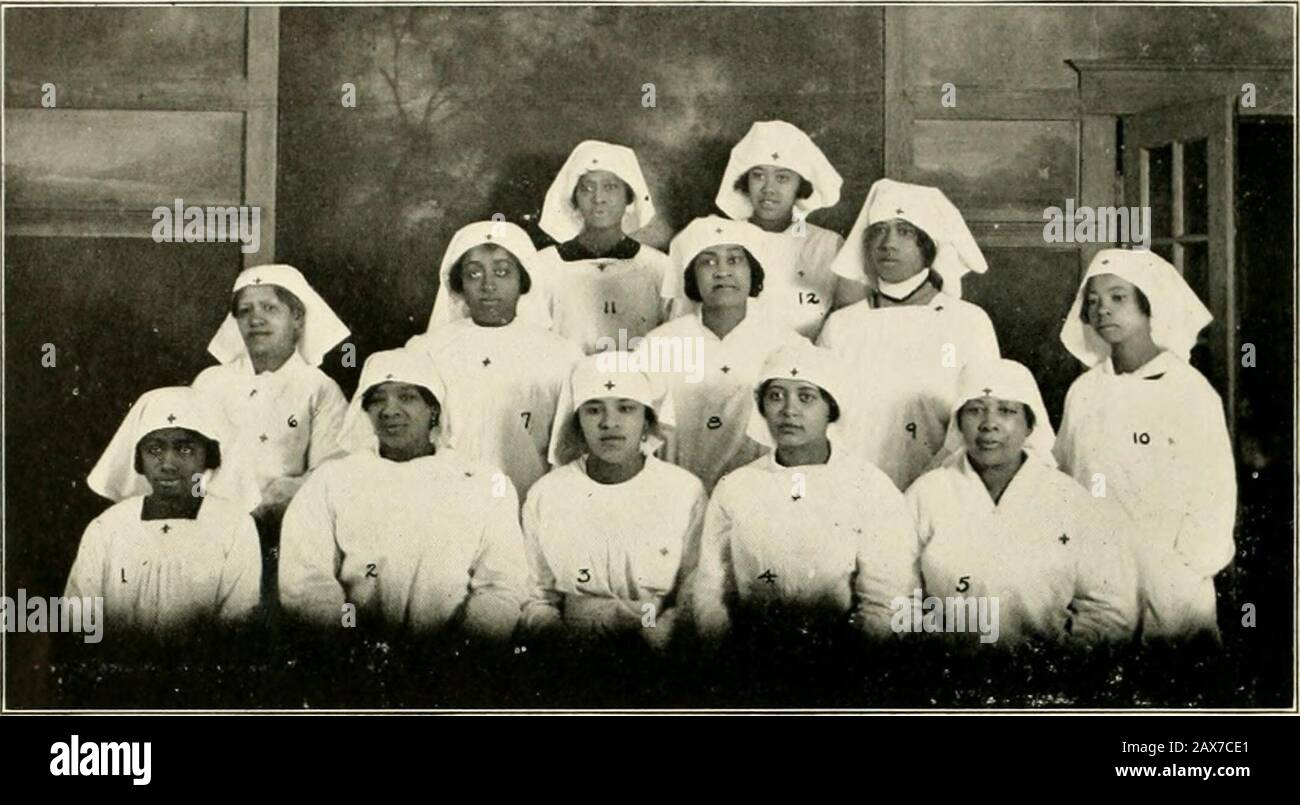 Marshall County im Weltkrieg, 1917-1918: Eine bildhafte Geschichte der Teilnahme der Gemeinde an allen Kriegsaktivitäten mit einem vollständigen Verzeichnis von Soldaten und Seeleuten im Dienst . Marshalltown RED CROSS WORKERS 1, Mrs. C. E. Hineker; 2, Mrs. A. C. Everist; 3, Anna Peterson; 4, Mrs. Charles Bates;5, Mrs. J. N. Baughman; 6, Mrs. C. E. Gidflings; 7, Mrs. E. B. Clinton; 8, Mrs. W. H. Bard-Well; 9, Mrs. F. S.; 10, Mrs. Walter Leech; Jerome; Jerome; Jerome; Jerome; 11, Frau Bert Eno; 12, Frau Morgan OCON-nell; 13, Frau Harry Vogel. Seite Neunundfünfzig. MAKSHALLTOWN RED CROSS WORKERS 1, Ruth Brown; 2, M. J. Gilmore; 3, Har Stockfoto