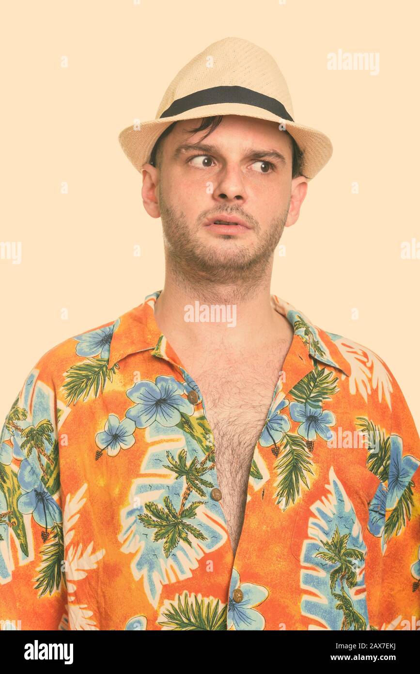 Der junge Mann schaut erschrocken Stockfoto