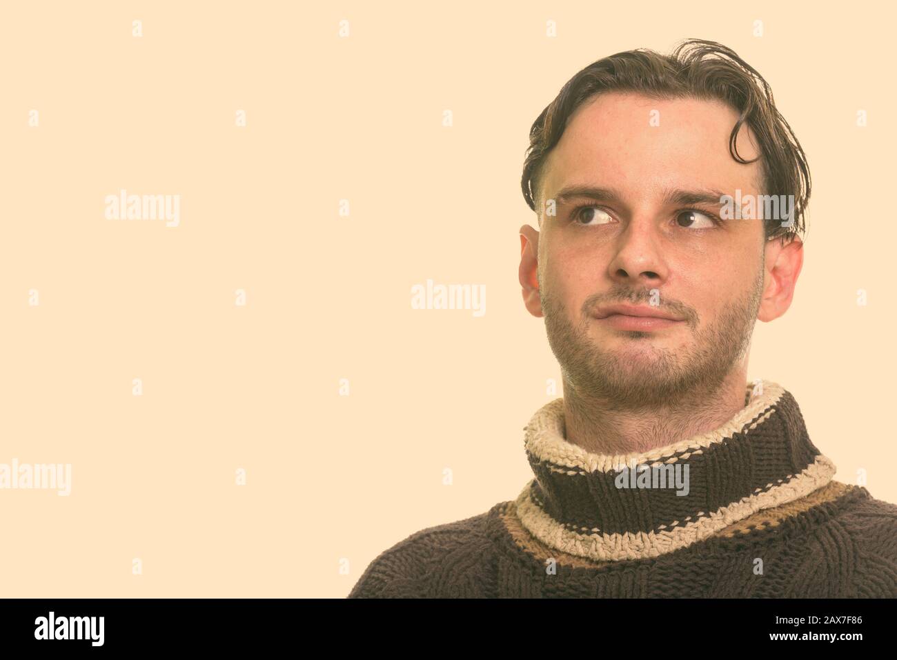 Studio erschossen der junge Mann denken, während die Suche nach Stockfoto