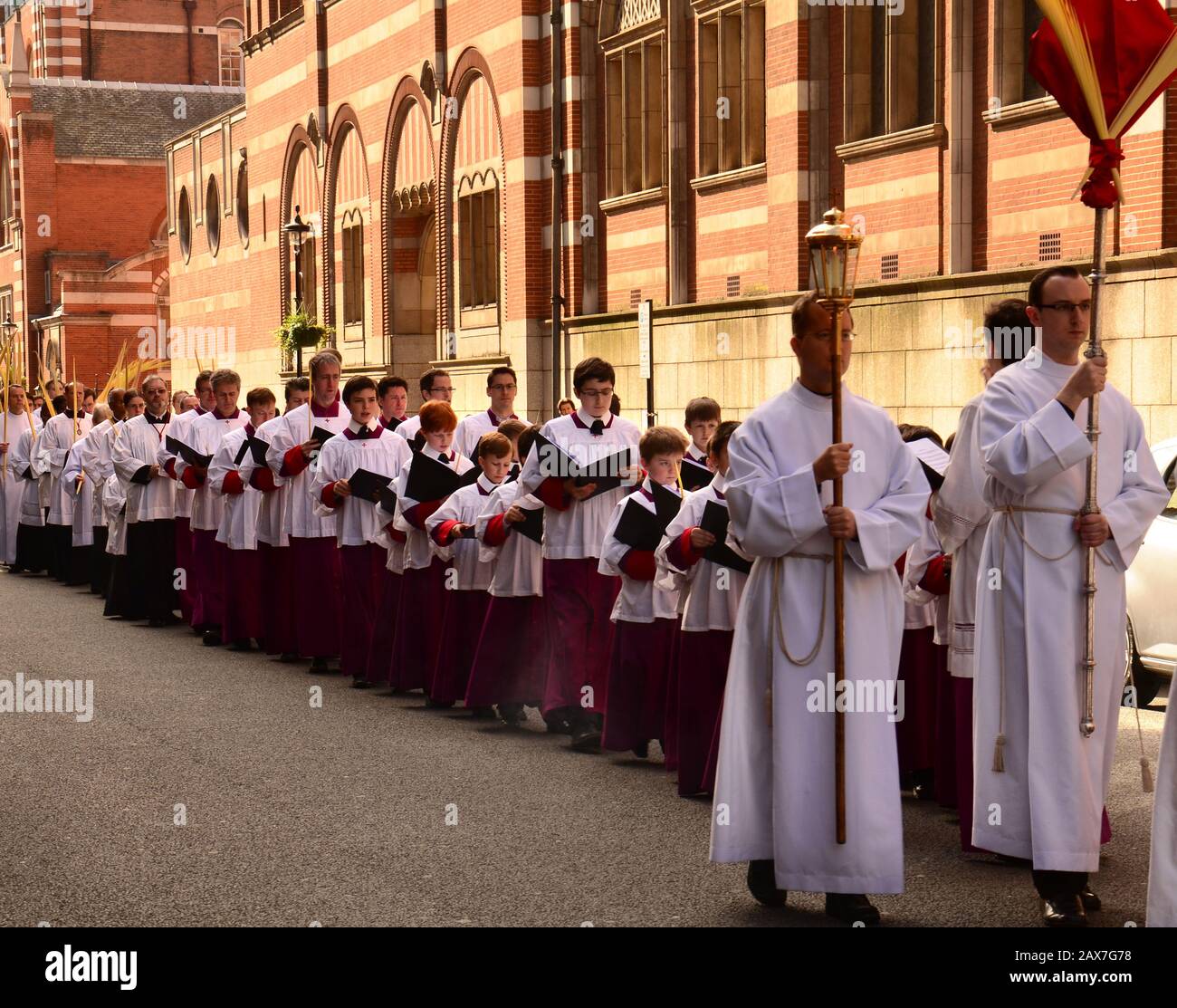London, Großbritannien. 01. April 2012. Traditionelle katholische Osterprozession, die an der Westminster Kathedrale vorbeiführt Stockfoto