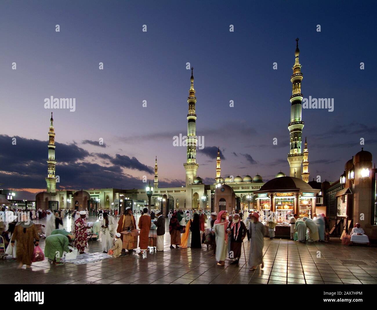 Anbeter vor der großen Moschee von Al Madinah Al Munawwarah, Saudi-Arabien. Stockfoto
