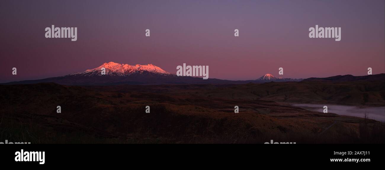 Panoramablick auf Mt Ruapehu und Mt Ngauruhoe bei Sonnenaufgang Stockfoto