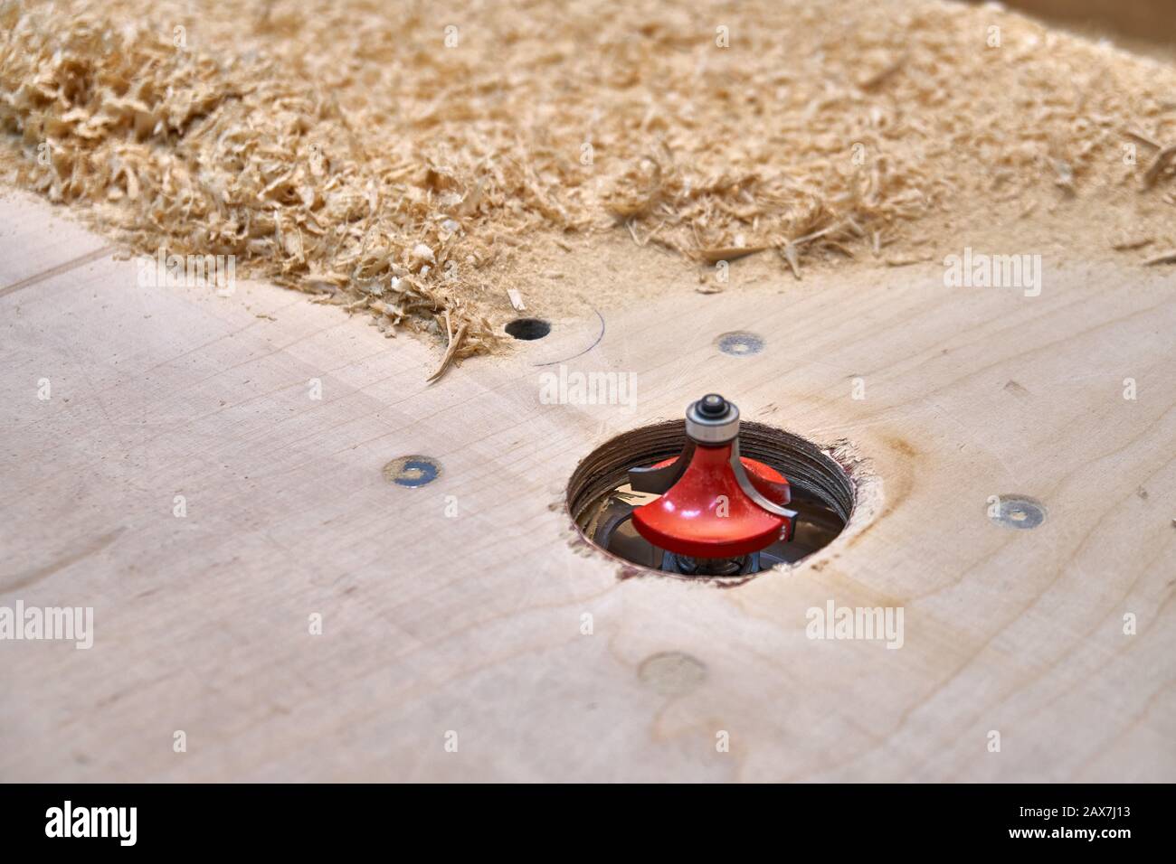 Tischlerei. Tisch des Tischrouter in der Nähe der Werkstatt Stockfoto