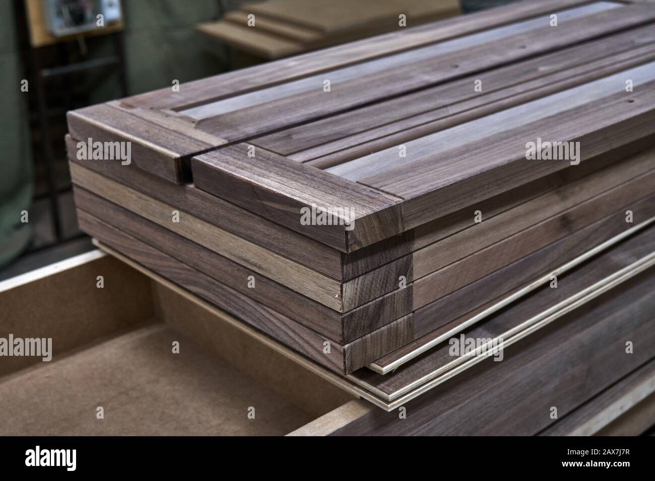 Massive Wandnussschalttüren. Kommode aus massivem Holz. Möbelherstellung. Nahaufnahme Stockfoto