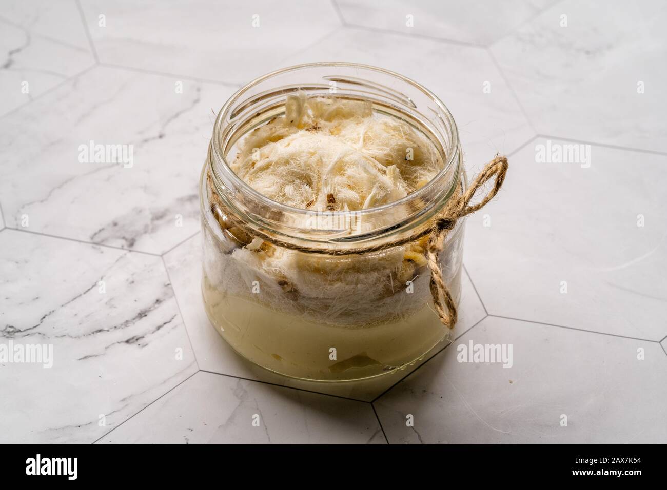 Traditionelle türkische Baumwolle Candy Pismaniye mit Pudding im Magnolia Dessert Cup. Bereit zum Essen. Stockfoto