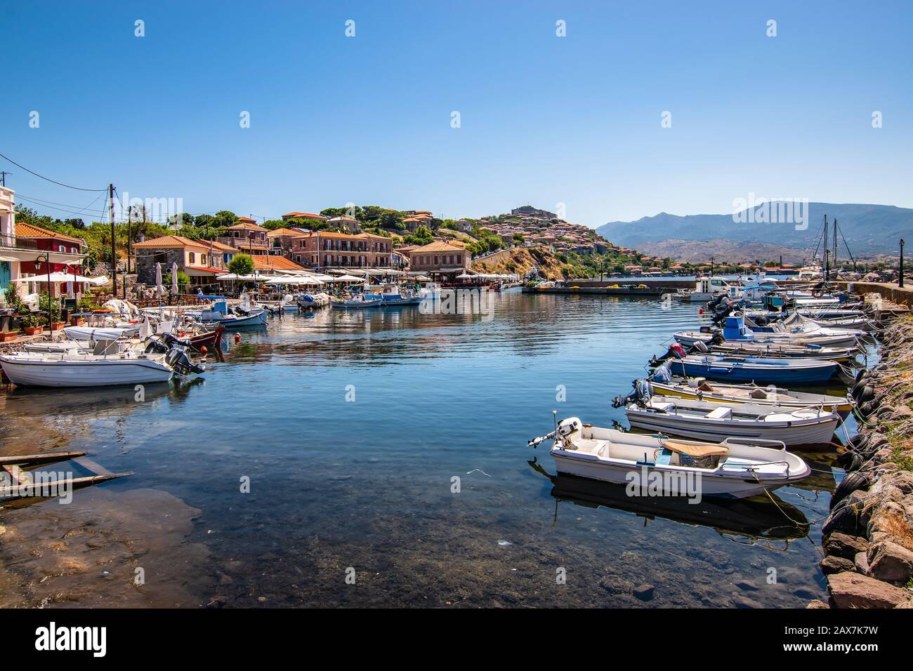 Marina mit kleinen motorisierten Booten am Molyvos-Hafen von Mithymna (Lesbos). Stockfoto