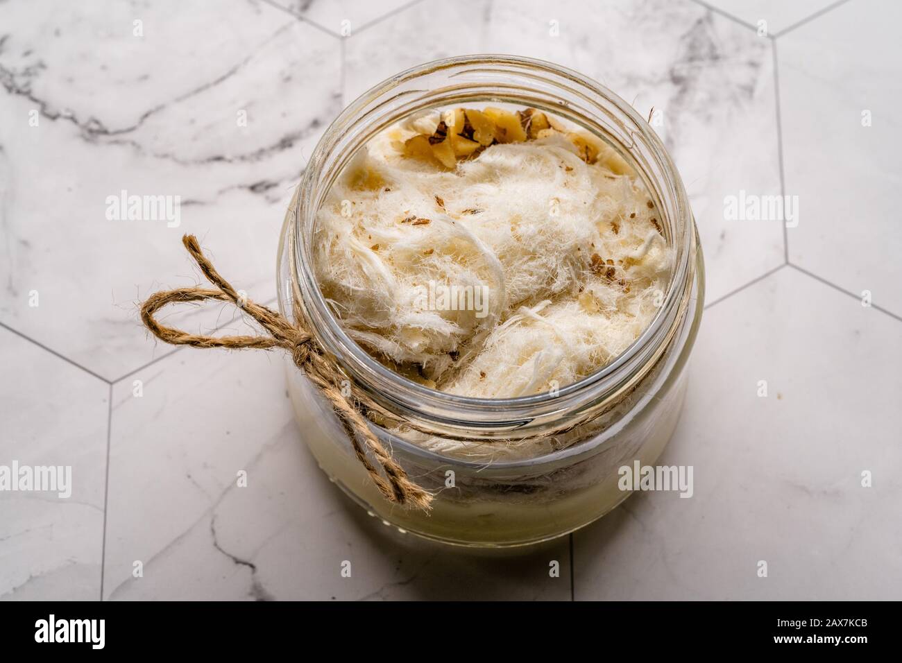 Traditionelle türkische Baumwolle Candy Pismaniye mit Pudding im Magnolia Dessert Cup. Bereit zum Essen. Stockfoto