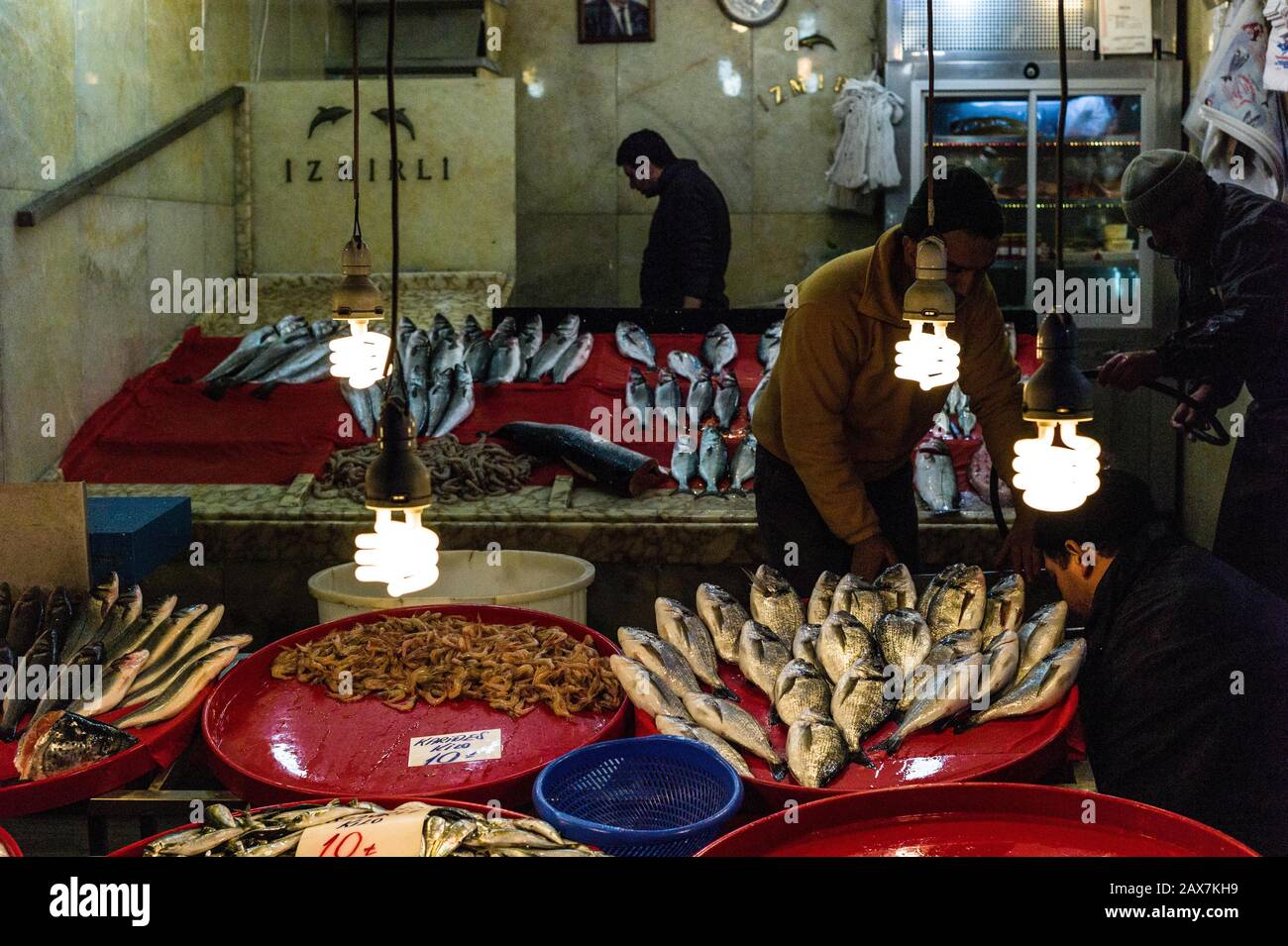 Kapali Carsi, Fischverkäufer. Istanbul, Türkei. Stockfoto