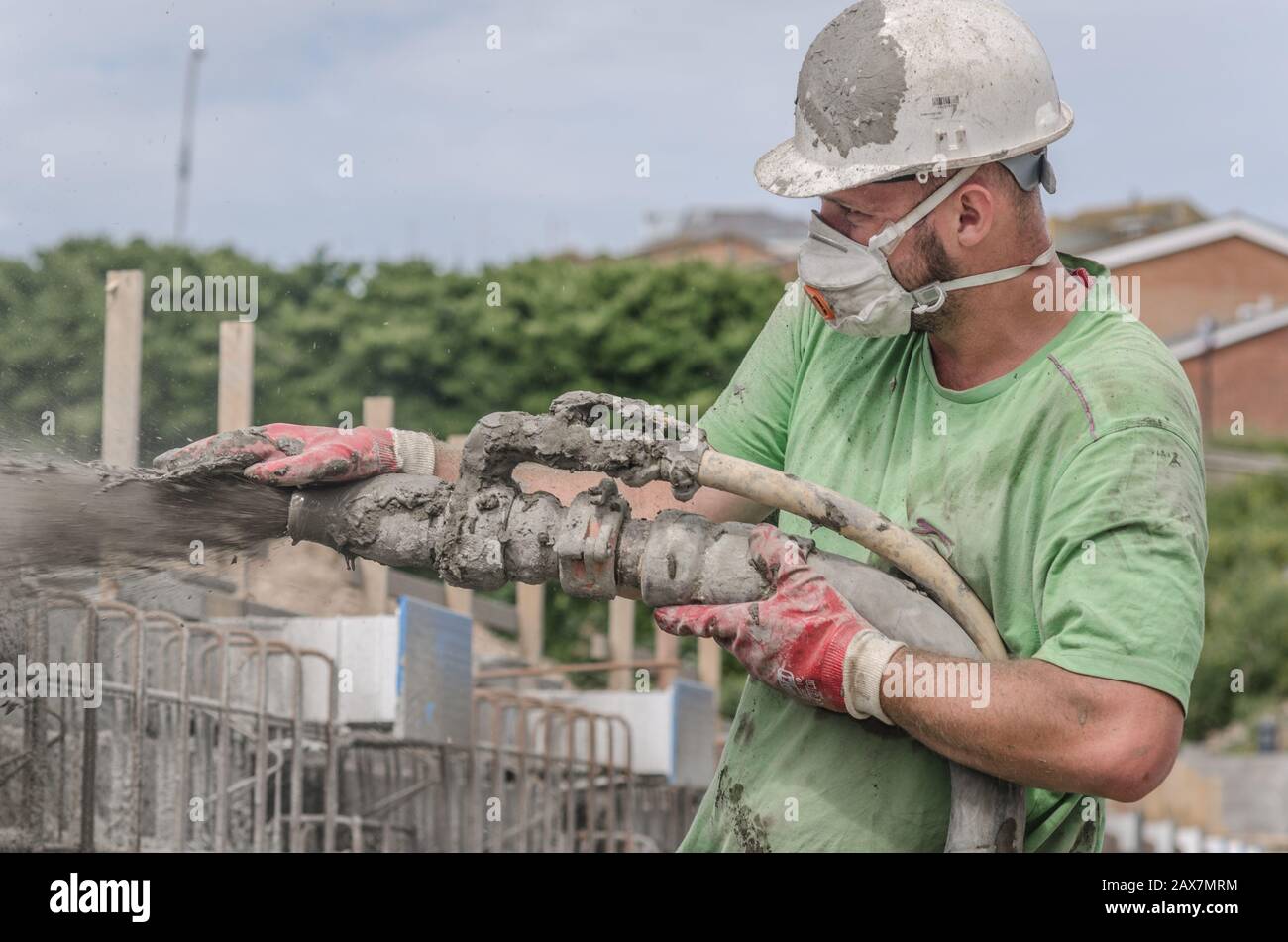 Ein Bauarbeiter sprüht wasserdichten Beton an den Wänden von Saltdean Lido, East Sussex UK Stockfoto