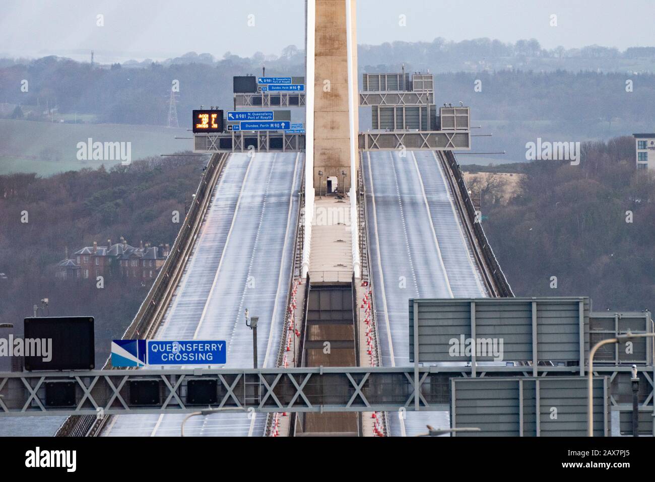 South Queensferry, Schottland, Großbritannien. Februar 2020. Queensferry Crossing Bridge für den gesamten Verkehr in beide Richtungen wegen der Gefahr von herabfallendem Eis durch über die Oberleitung führende Kabel gesperrt. Mehrere Autos wurden durch herabfallendes Eis während Storm Ciara beschädigt.Der Verkehr wird über die Kincardine Bridge umgeleitet. Iain Masterton/Alamy Live News. Stockfoto