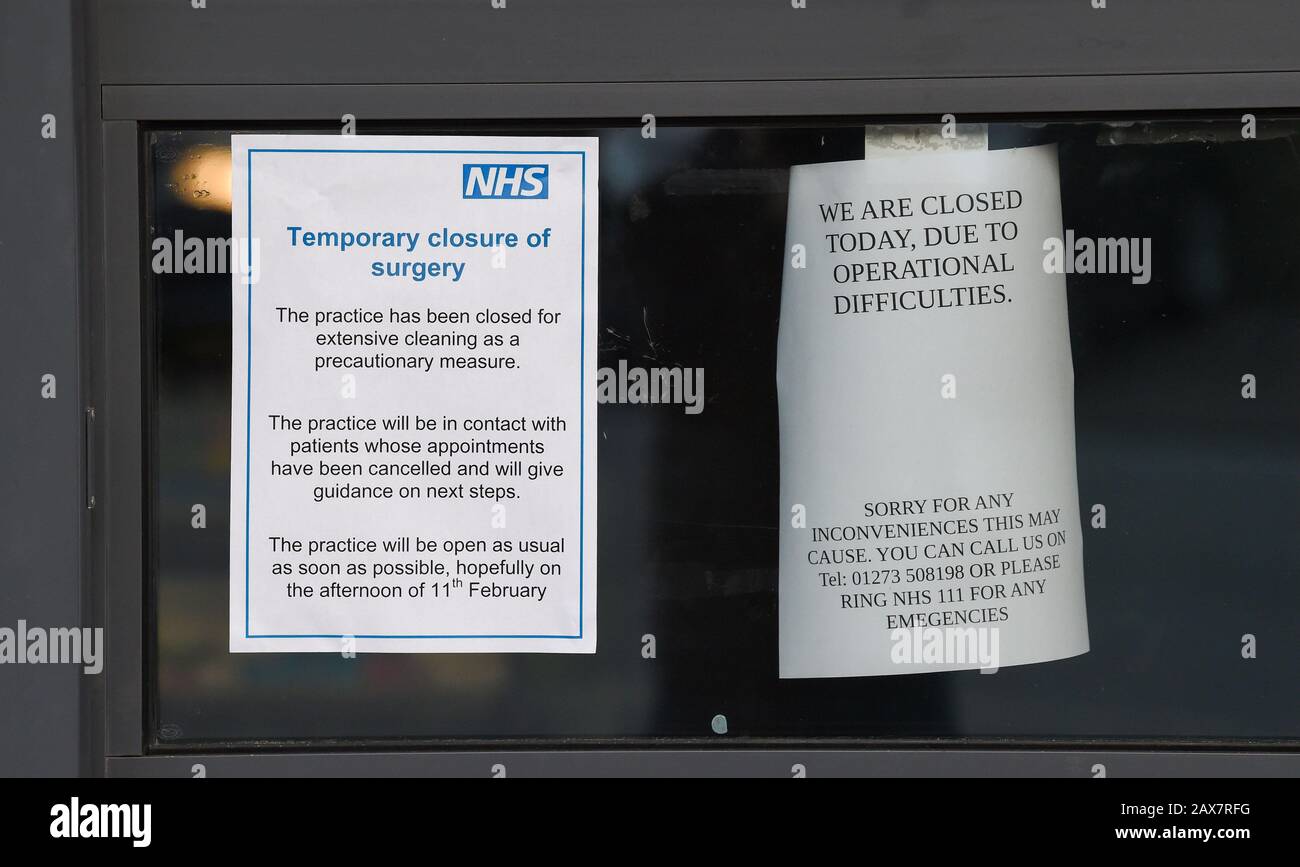 Brighton UK 11. Februar 2020 - Sings up in den Fenstern des County Oak Medical Center in Brighton ist immer noch geschlossen, nachdem Mitarbeiter, die glauben, Ärzte zu sein, positiv auf den Roman Coronavirus getestet wurden. Kredit: Simon Dack / Alamy Live News Stockfoto