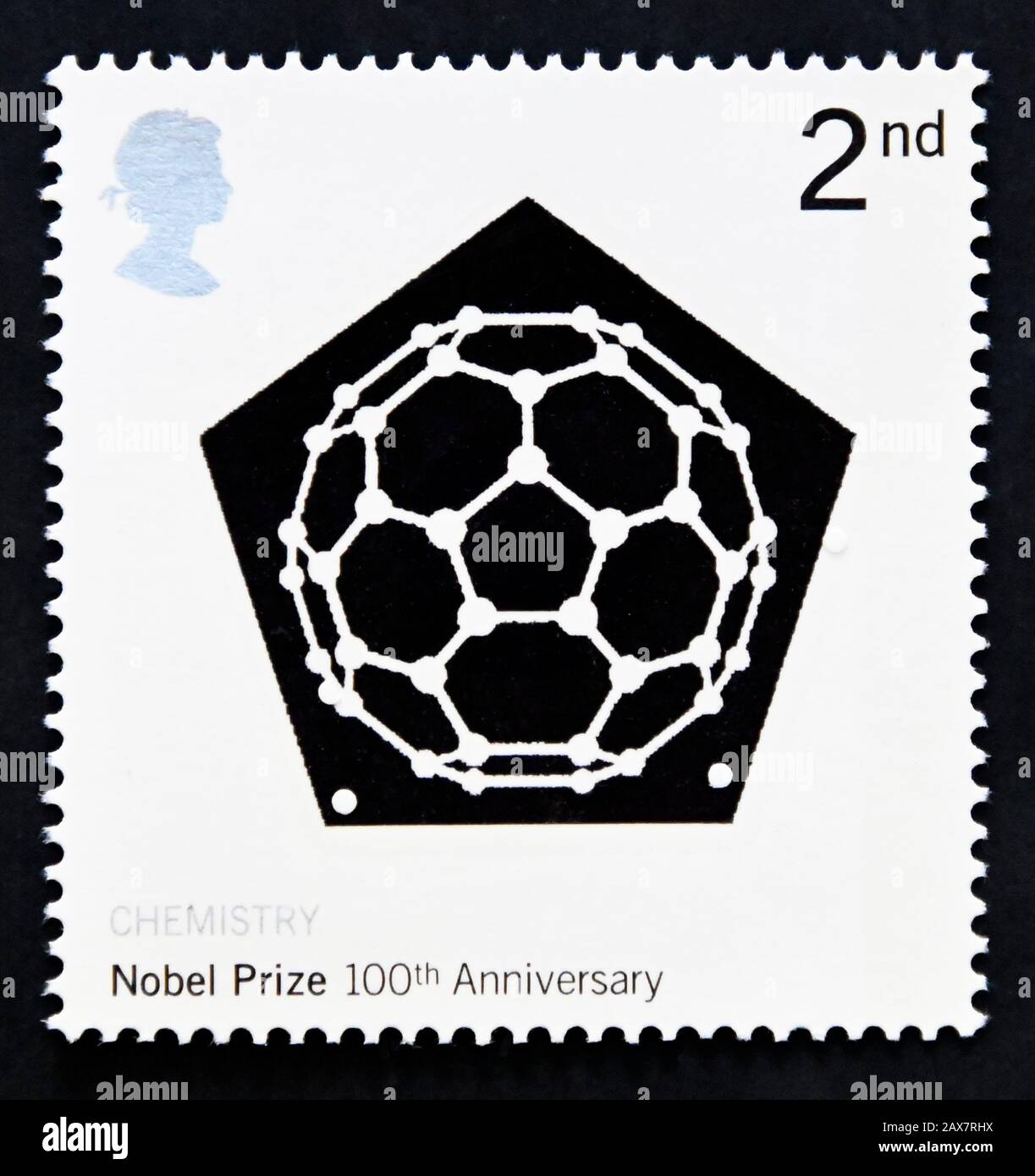 Briefmarke. Großbritannien. Königin Elizabeth II Hundertjahrfeier der Nobelpreise. Kohlenstoff-60-Molekül (Chemie). 2. 2001. Stockfoto
