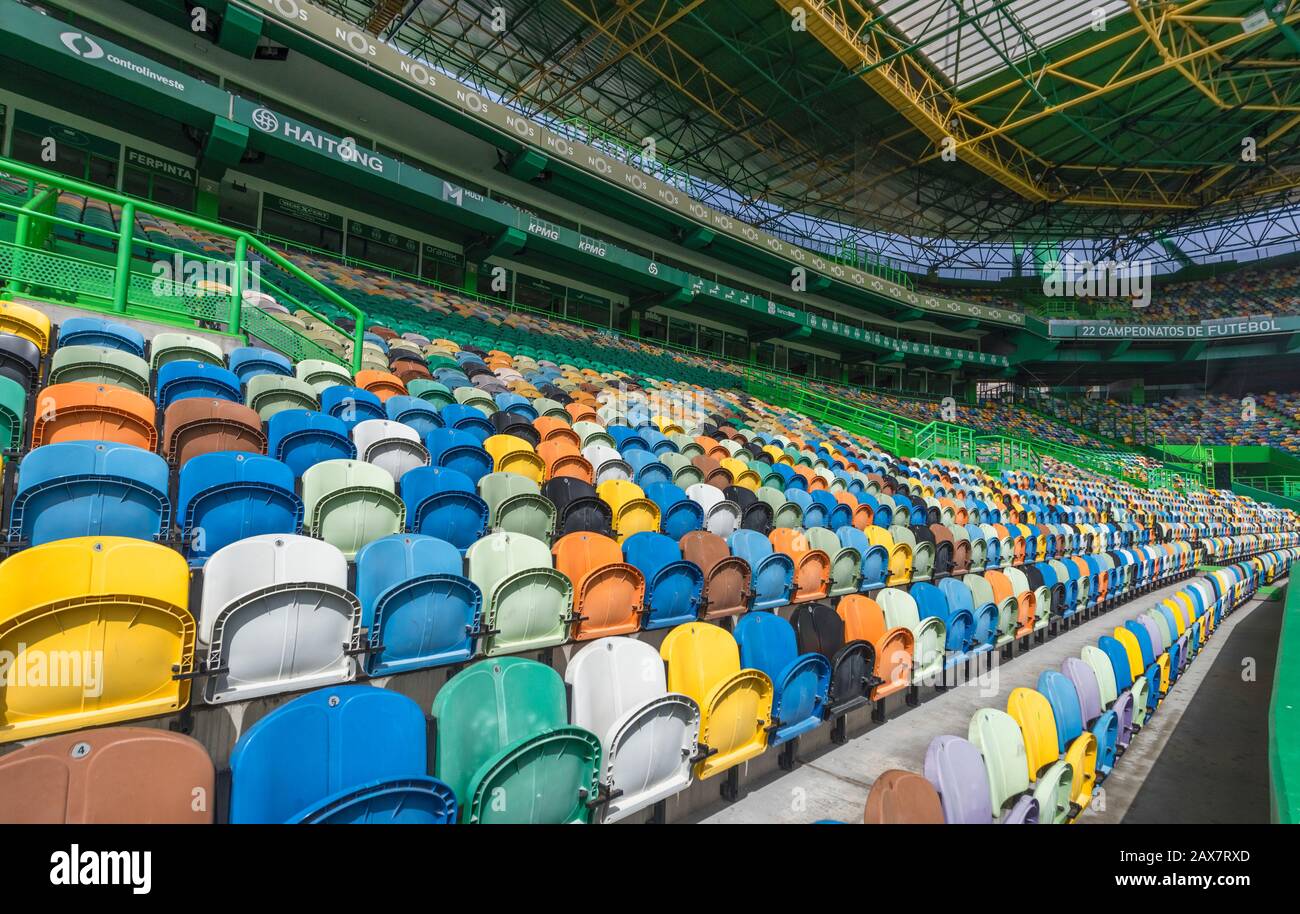 Farbenfrohe Sitze in der Jose Alvalade Arena Stockfoto