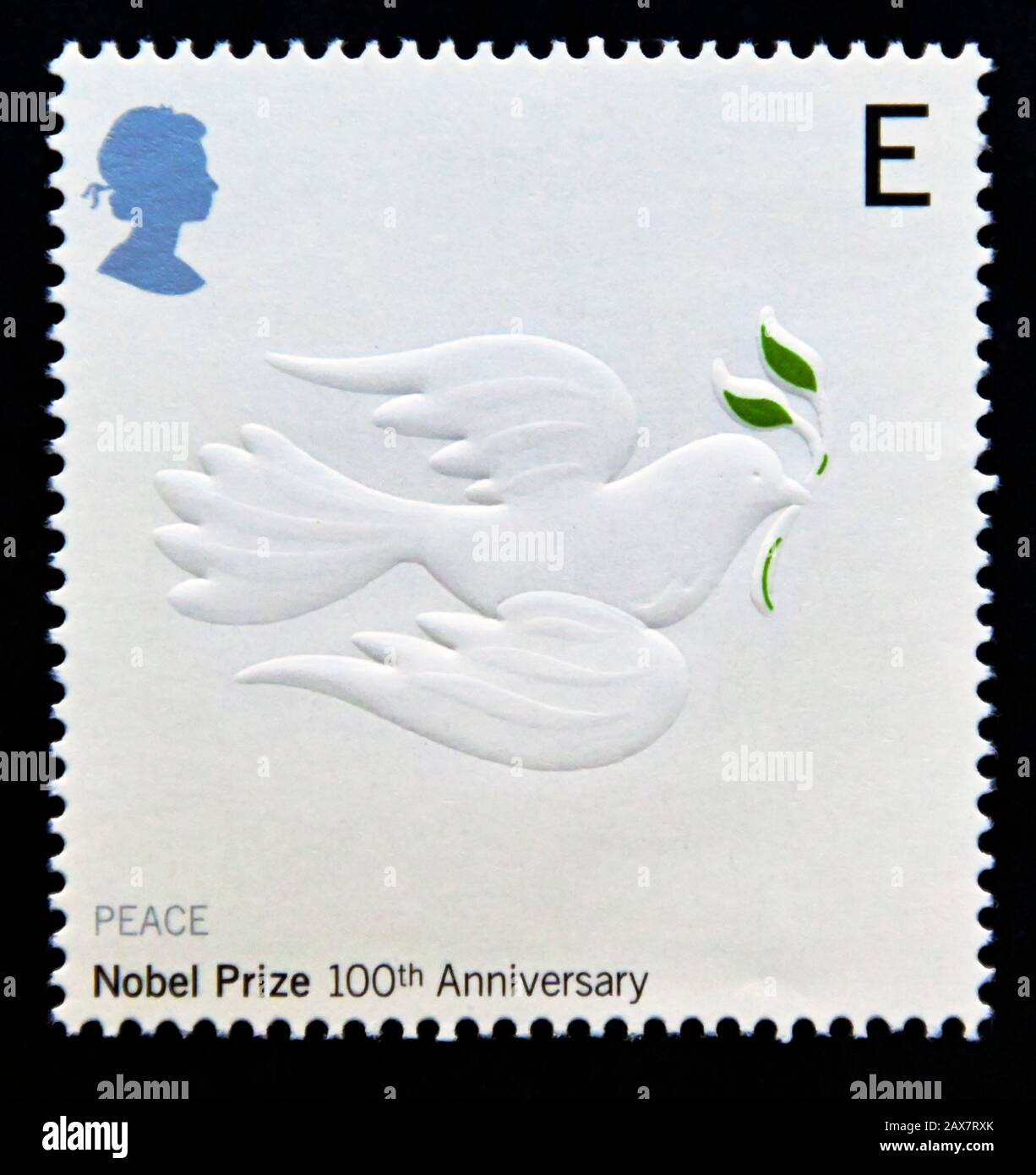 Briefmarke. Großbritannien. Königin Elizabeth II Hundertjahrfeier der Nobelpreise. Geprägte Taube (Frieden). E. 2001. Stockfoto