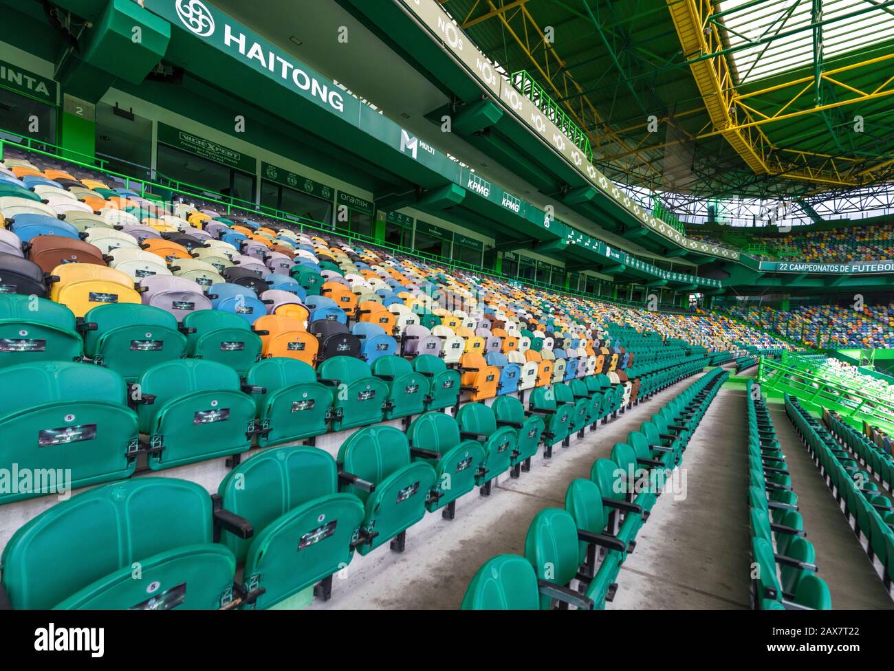 Farbenfrohe Sitze in der Jose Alvalade Arena Stockfoto