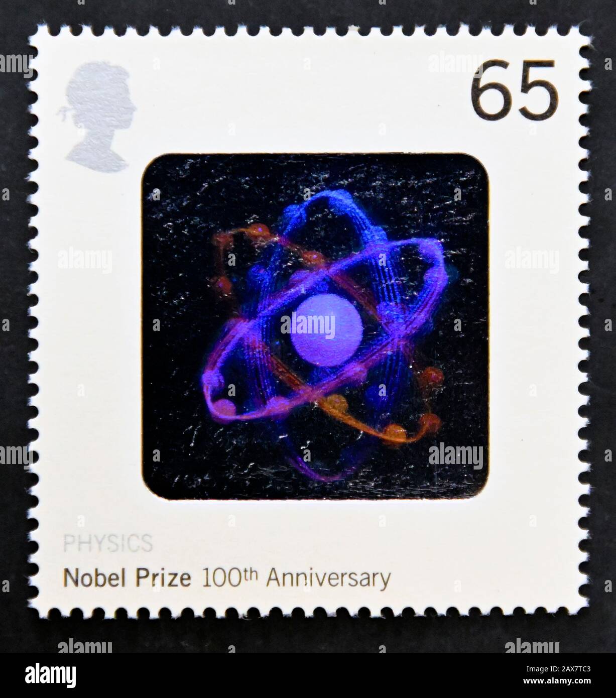 Briefmarke. Großbritannien. Königin Elizabeth II Hundertjahrfeier der Nobelpreise. Hologramm des Bor-Moleküls (Physik). 65p 2001. Stockfoto