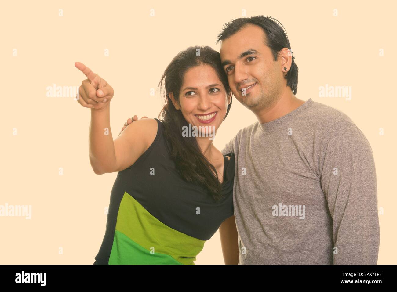 Happy persischen Paar lächelnd und im Abstand zusammen mit Frau zeigt mit dem Finger Stockfoto