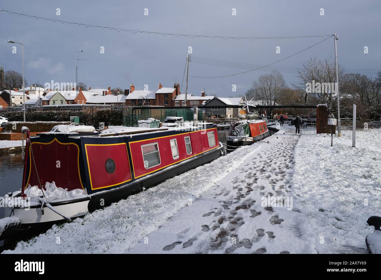 Erster Schnee im Vereinigten Königreich. Bild des Kanals mit schmalen Booten in Stone, Staffordshire, Großbritannien. Stockfoto