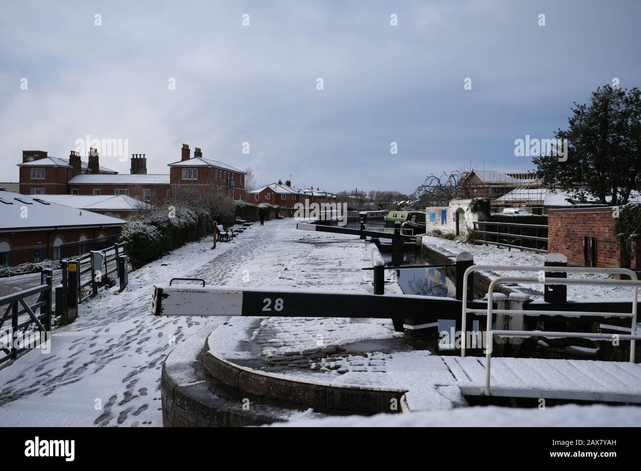Erster Schnee im Vereinigten Königreich. Bild einer Schleuse am Kanal für schmale Boote. Stockfoto