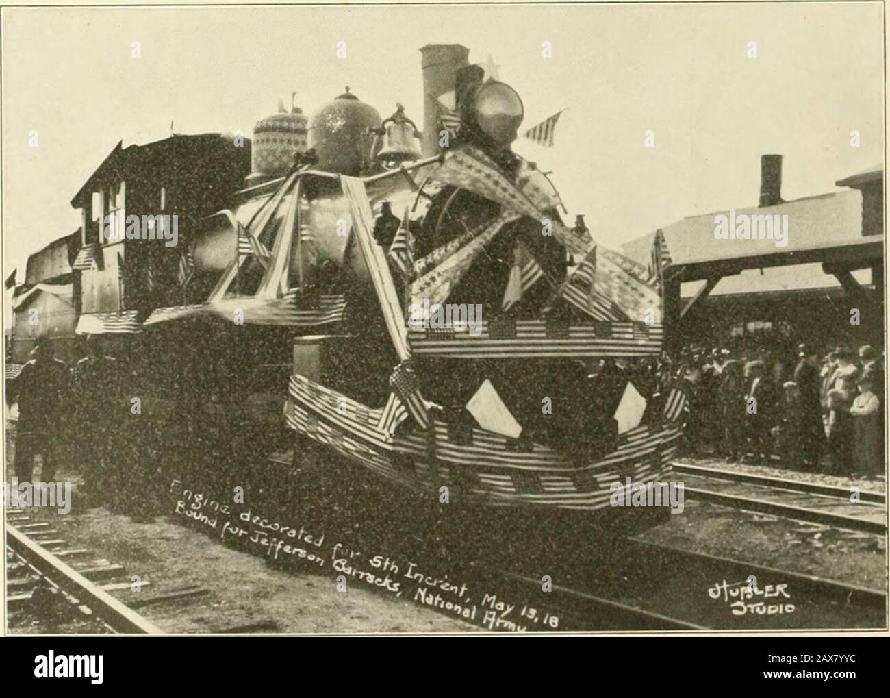 Marshall County im Weltkrieg, 1917-1918: Eine bildhafte Geschichte der Teilnahme der Gemeinde an allen Kriegsaktivitäten mit einem vollständigen Verzeichnis von Soldaten und Seeleuten im Dienst . Besondere ERHÖHUNG, GESENDET AN TRAINING SCHOOL AUTO MECHANICS, AUSTIN, TEXAS, 23. JULI 1918 Links nach rechts: Guy A. Bailey, Harry L. Berg, L. L. Stookey, Ray H. Breckenridge, Ralph C. Brock. DER DEKORIERTE MOTOR, DER DIE FÜNFTE STUFE NACH JEFFERSONBARRACKS, MO., 13. MAI 1918 BEFÖRDERT Stockfoto