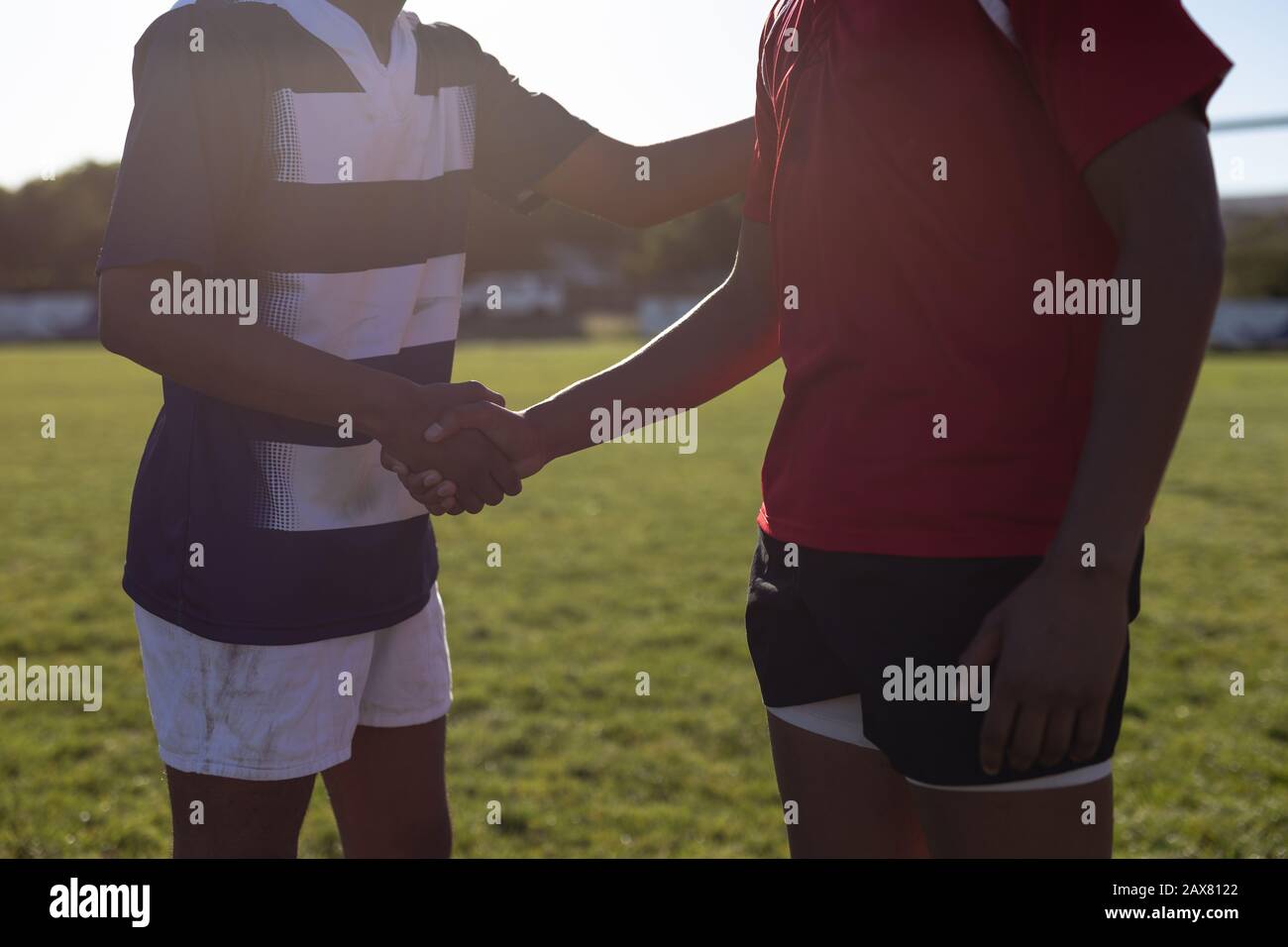 Rugbyspieler schütteln die Hände Stockfoto