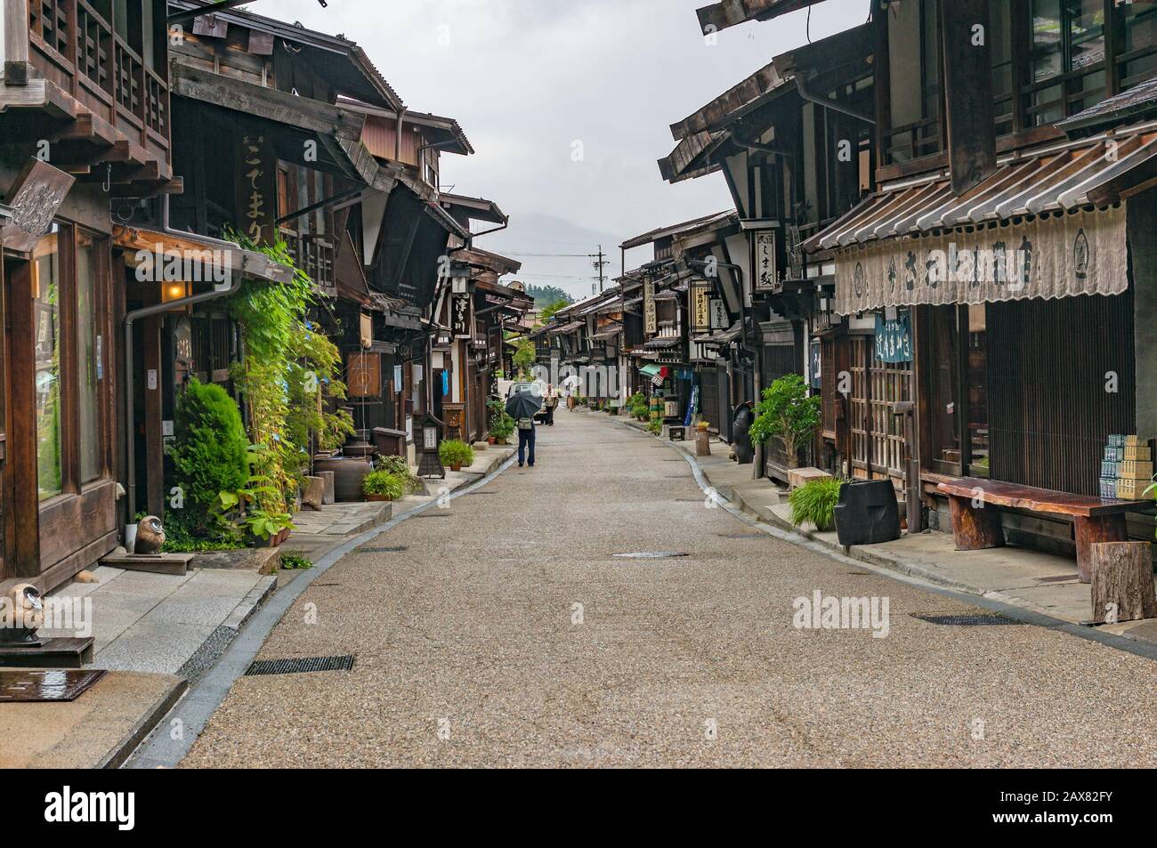 Kiso Valley, Japan - 6. September 2016: Hauptstraße der Poststadt Narai-juku mit traditionellen japanischen Holzhäusern und Touristen, die die Stadt erkunden Stockfoto