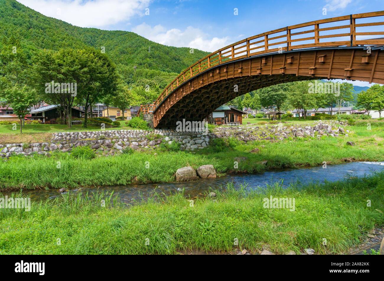 Narai-juku historisches Wahrzeichen der Big Bridge mit Landschaft. Narai Poststadt, Kiso-Tal, Japan Stockfoto