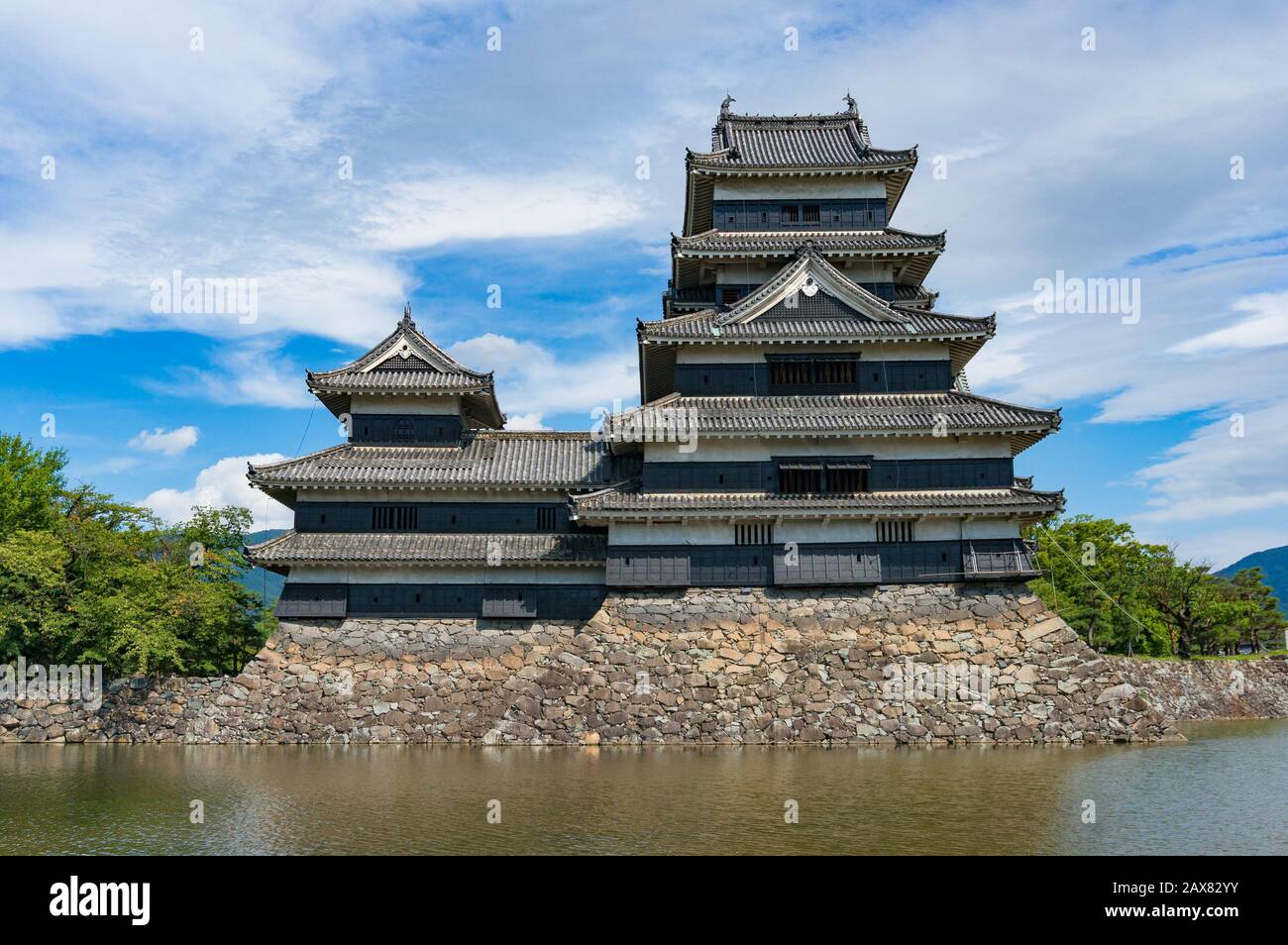 Schloss Matsumoto am sonnigen Tag. Berühmte japanische Burg und Touristenattraktion Stockfoto
