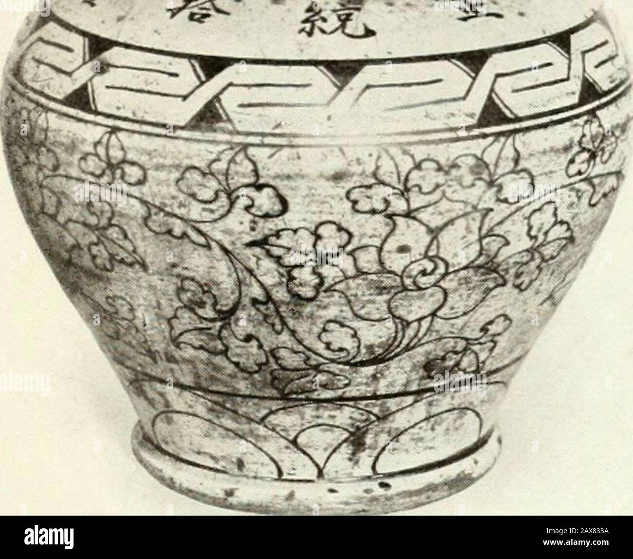 Chinesische Keramik und Porzellan: Eine Darstellung der Töpferkunst in China von primitiven Zeiten bis heute. Platte 29.-Vase aus porzellanösem Steinzeug. Mit cremiger weißer Glasur und schwarz lackierten Designs. Tzu Chou Ware, Sung-Dynastie (960-1279 a.D.). Höhe 17 Zoll. Im Louvre. Die : PUBLIC 1 i ASTQft,   i TILD£N Fou-?t^^^t^m^m ^^^±^ • -^. Stockfoto